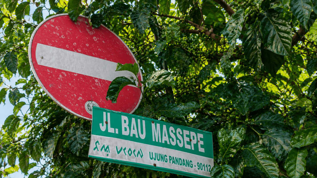 Papan nama Jalan Bau Massepe di Kecamatan Ujung Pandang, Makassar.