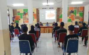 Tim Penyuluh Agama Islam KUA Kecamatan Maros Baru memberi kegiatan Bimbingan Remaja Usia Sekolah (BRUS) kepada 18 anggota PASKIBRA tingkat Kecamatan Maros, di Aula Kantor Camat Maros Baru, Rabu (12/8/2026).