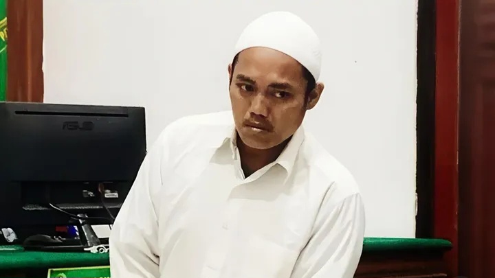 Moh Syifak saat menjalani sidang kasus pencurian di Pengadilan Negeri Surabaya, Jawa Timur.
