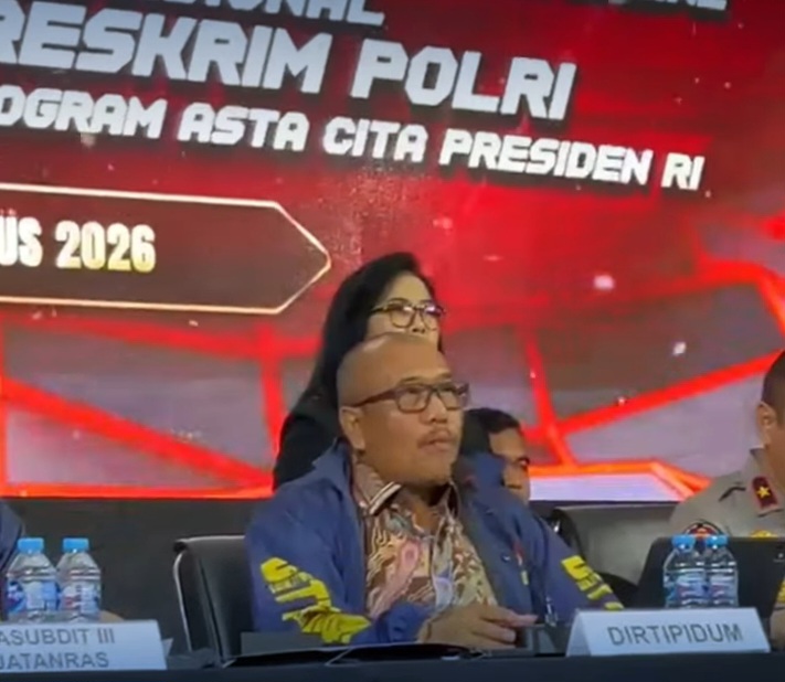 Direktur Tindak Pidana Umum Bareskrim Polri Brigjen Pol. Wira Satya Triputra menjelaskan pengungkapan jaringan judi online bermodus deposit pulsa dalam konferensi pers di Jakarta, Jumat, 14 Agustus 2026.