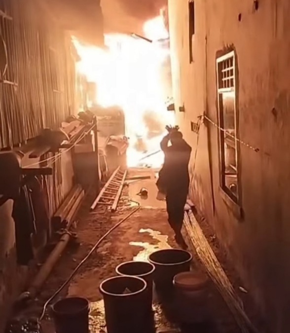 Suasana kepanikan warga saat api membesar di salah satu gang kawasan Paccerakkang, Biringkanaya, Makassar, Kamis (20/8/2026) malam. FOTO: Tangkapan Layar Medsos