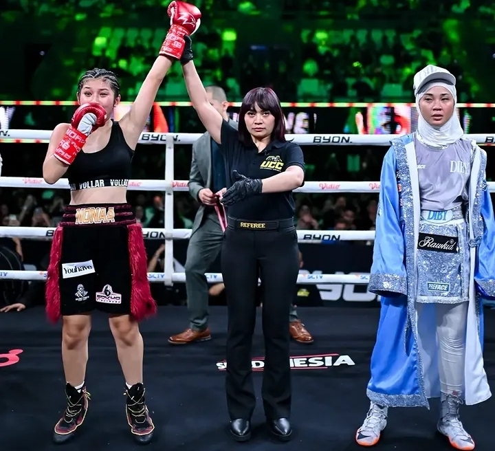 Winona menghadapi Diby di Byon Combat Showbiz 8