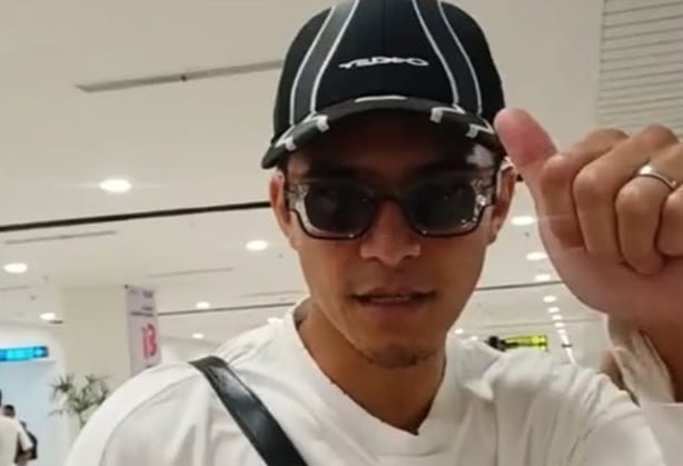 Pemain keturunan, Navarone Foor Pemain keturunan, Navarone Foor disebut telah tiba di Bandara Internasional Sultan Hasanuddin