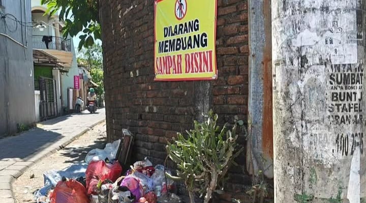 Sampah organik tidak diangkut dan menumpuk karena minim sosialisasi serta fasilitas pendukung.
