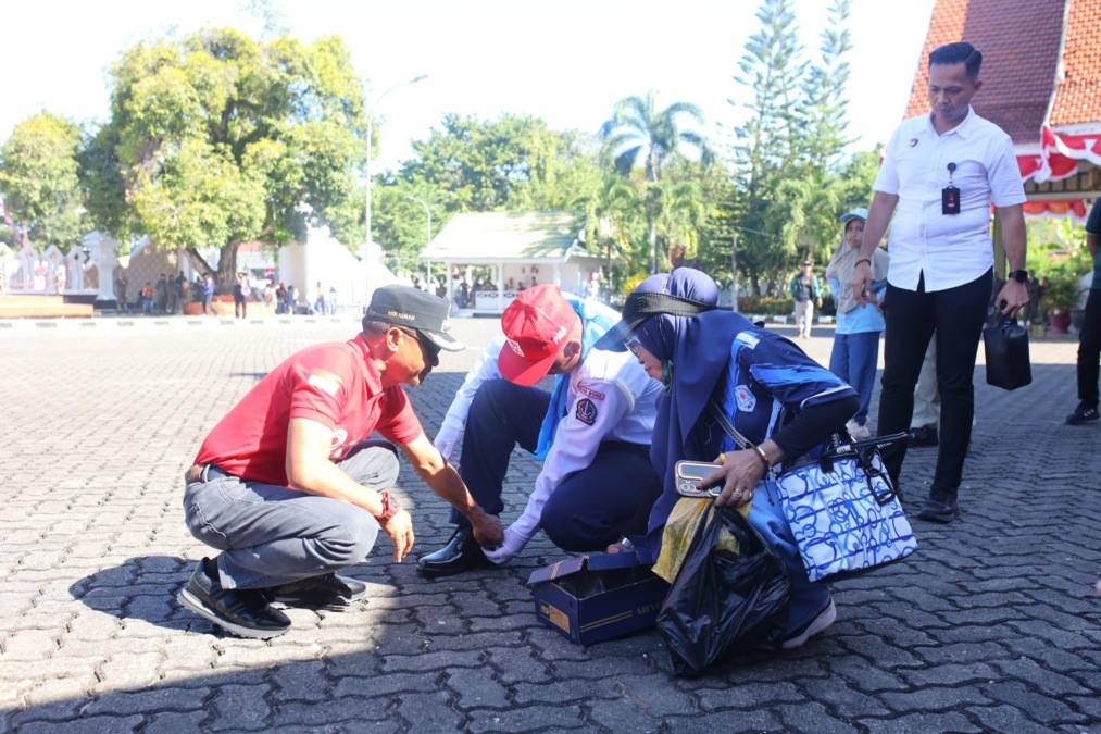Bupati Bone Andi Asman Sulaiman hadiahi sepatu baru untuk pelajar yang sepatunya rusak saat gerak jalan Kemerdekaan.