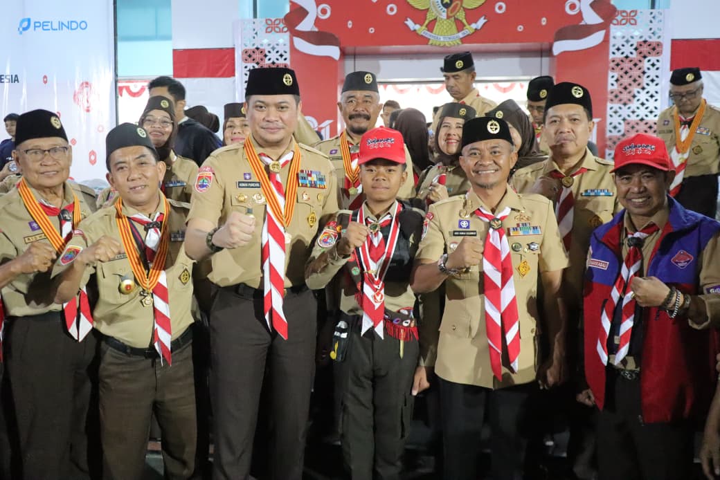 upati Bone H. Andi Asman Sulaiman, S.Sos., selaku Ketua Mabicab Kwarcab Gerakan Pramuka Bone, berfoto bersama Kontingen Pramuka Penggalang Kabupaten Bone