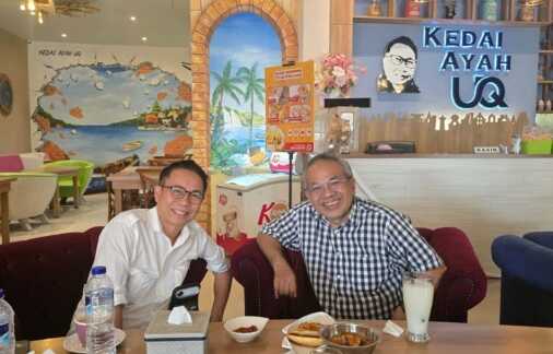 Dr. Sukriansyah S. Latief dan Dr. Aqua Dwipayana merawat persahabatan lama di Kedai Ayah UQ, Makassar, 7/8/2026. (Foto: Dok.Pribadi).