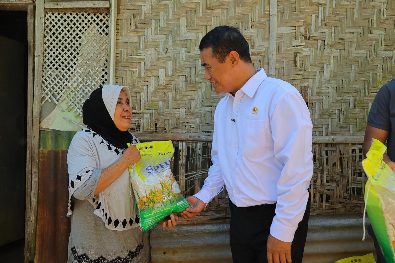 enteri Pertanian Andi Amran Sulaiman menyerahkan bantuan beras 5kg kepada warga di Alor Nusa Tenggara Timur