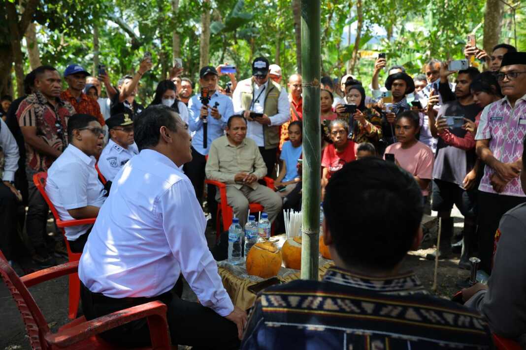 Menteri Pertanian Andi Amran Sulaiman berdialog dengan masyarakat Alor NTT membahas pertanian dan pengentasan kemiskinan