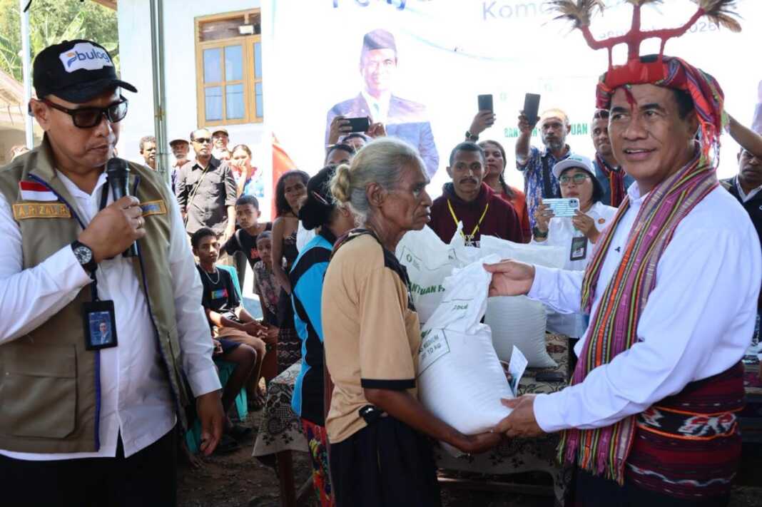 Menteri Pertanian Amran Sulaiman dan Dirut BULOG Ahmad Rizal Ramdhani menyerahkan bantuan pangan 30kg kepada warga Alor Nusa Tenggara Timur