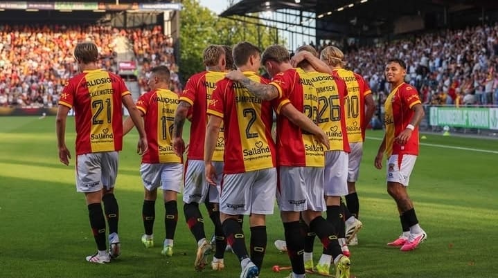 Pemain Go Ahead Eagles merayakan gol bersama di lapangan Stadion De Adelaarshorst