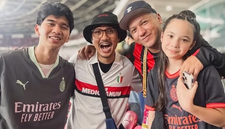 Gading Marten, Gempi, Duta Sheila On 7 dan anak Duta berfoto bersama memakai jersey AC Milan di stadion
