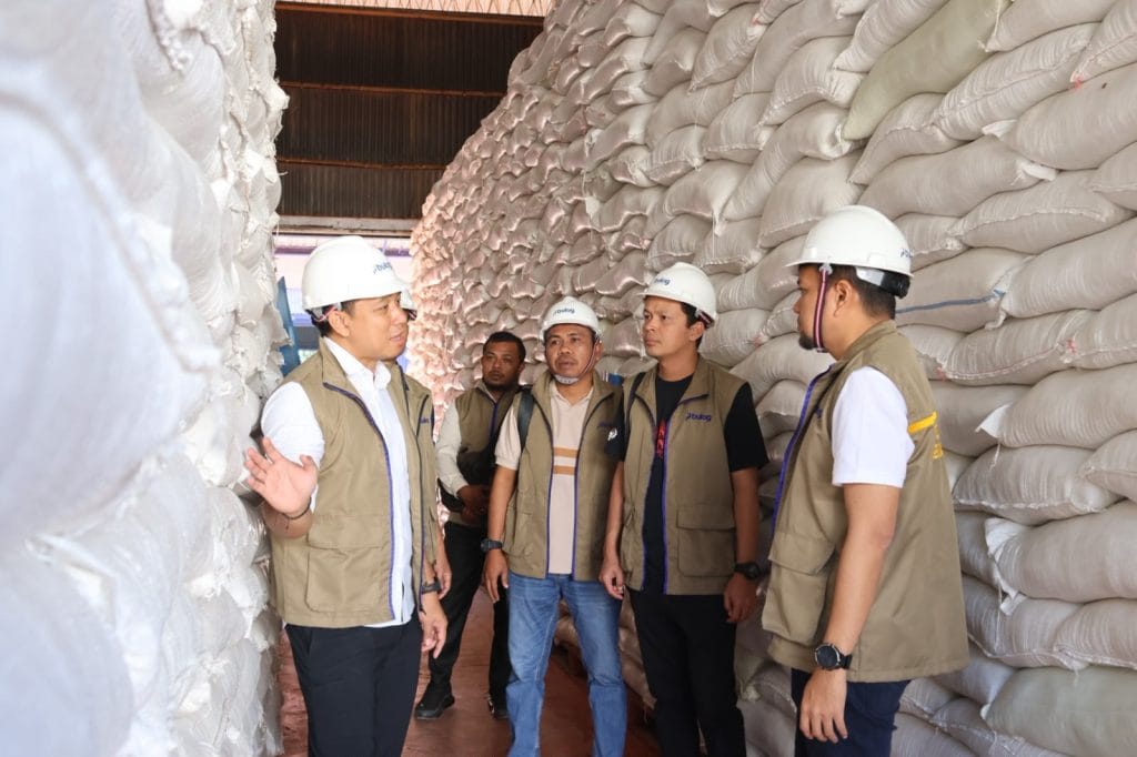 Petugas Perum BULOG meninjau stok beras 1500 ton di Gudang Kalabahi Kota Kabupaten Alor NTT