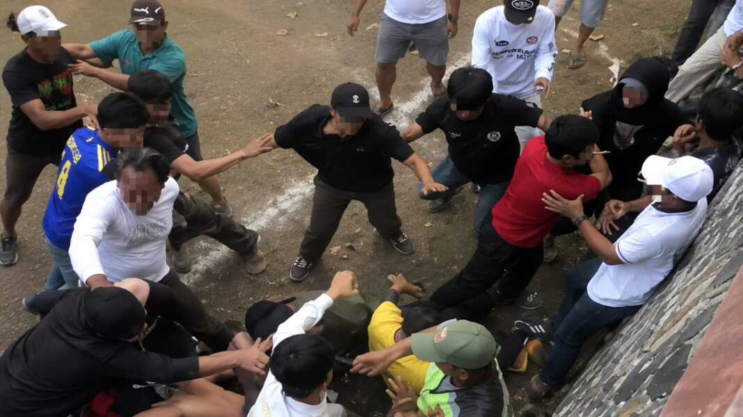Suasana kericuhan saat pertandingan Pordes di Desa Urug, Sukajaya, Bogor, Selasa (11/8/2026). Warga dan panitia terlihat berusaha melerai. FOTO: Dok. Istimewa