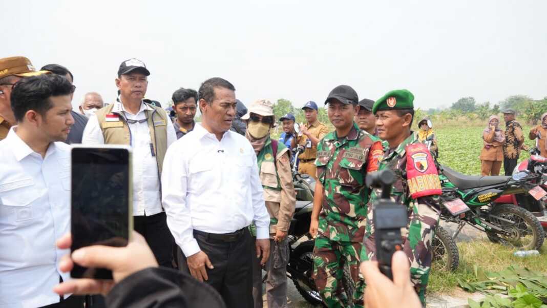 Mentan Andi Amran Sulaiman berdialog dengan personel TNI yang dilibatkan dalam sektor pertanian.