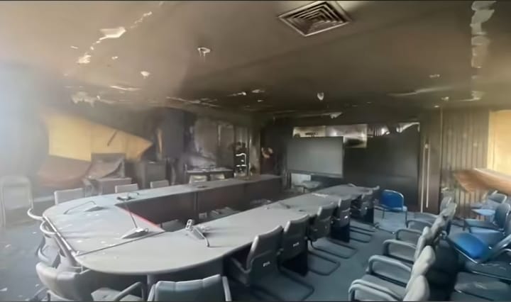 Ruang rapat lantai 3 hangus terbakar Selasa 11/8/2026. Polisi masih menyelidiki penyebab dan terduga pelaku.