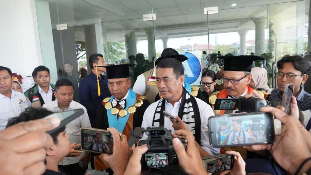Menteri Pertanian (Mentan) Andi Amran Sulaiman setelah penandatanganan nota kesepahaman (MoU) antara Kementan dan UNESA di Surabaya, Rabu (12/8/2026).