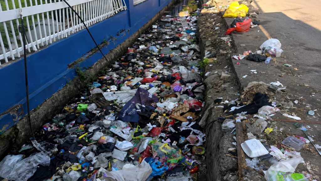 Sampah menumpuk di depan Kompleks TVRI Makassar pada Senin pagi, 17 Agustus 2026.