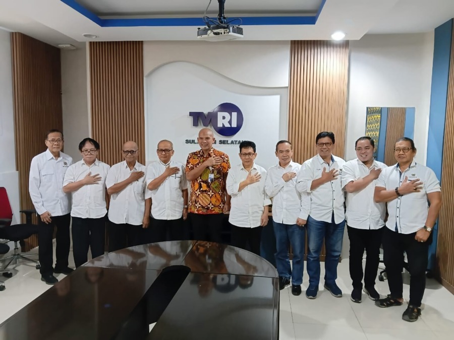 Pengurus PWI Sulawesi Selatan berfoto bersama jajaran LPP TVRI Sulsel di Kantor TVRI Sulsel, Jalan Kakatua, Makassar, Selasa (18/8/2026).