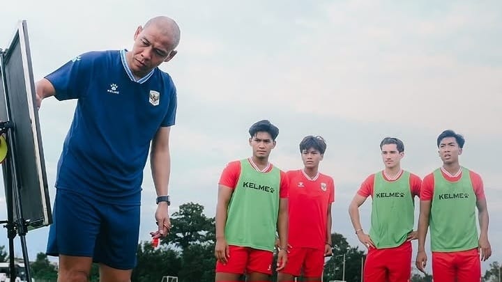 Pelatih Timnas Indonesia U-20 Nova Arianto memberikan arahan taktik