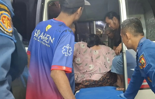 Saat evakuasi pasien dari kediaman ke rumah sakit.