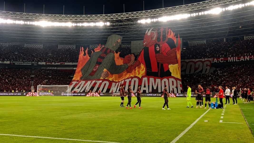 Suporter AC Milan membentangkan tifo raksasa Bentornato Amore di tribune Stadion Utama Gelora Bung Karno, Jakarta, saat laga pramusim melawan Chelsea, Sabtu malam, 8 Agustus 2026.