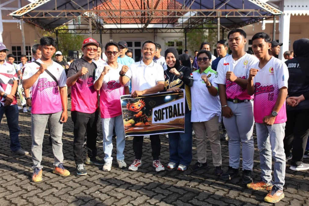Atlet dan pengurus Softball Bone berfoto bersama dalam persiapan menuju Porprov Sulsel 2026.