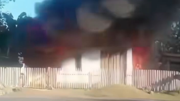 Kebakaran rumah ayah Saddil Ramdani di Desa Barangka, Kabupaten Muna Barat, Sulawesi Tenggara.