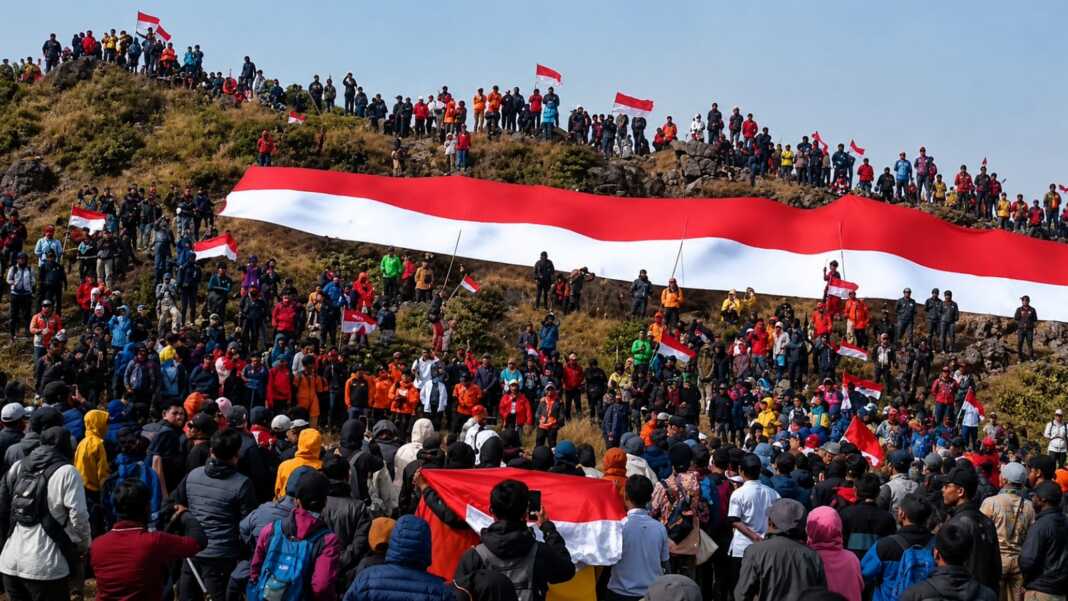 Ribuan pendaki membentangkan bendera Merah Putih saat perayaan HUT ke-81 RI di Gunung Bawakaraeng, Gowa.