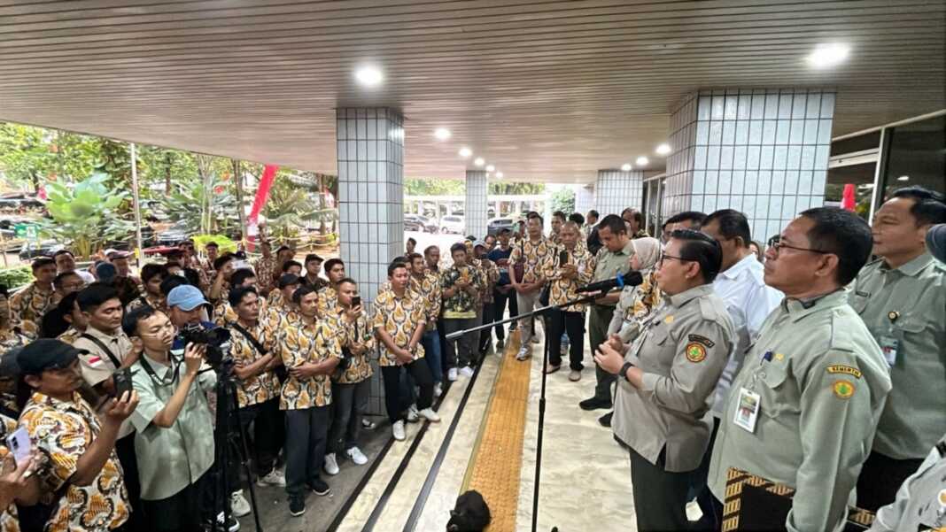Direktur Jenderal Peternakan dan Kesehatan Hewan Kementan, Agung Suganda, menyampaikan arahan kepada peternak dan pemangku kepentingan saat rapat koordinasi di Kantor Pusat Kementerian Pertanian, Jakarta, Senin, 3 Agustus 2026.