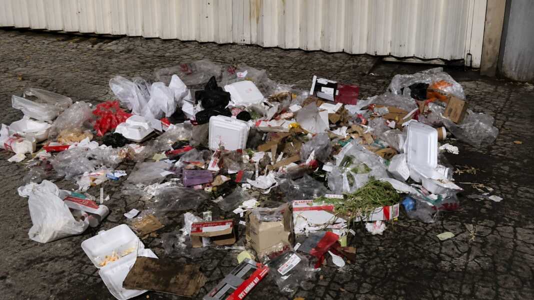 Tumpukan sampah berserakan di Jalan Bandang Makassar menjelang aturan wajib pemilahan sampah berlaku.