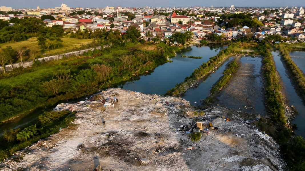 Foto udara area di Tanjung Bunga, Makassar, yang memperlihatkan timbunan sampah di dekat saluran air.