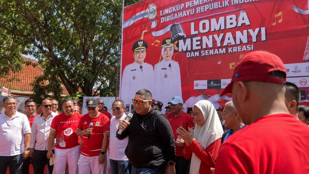 Wali Kota Makassar Munafri Arifuddin memeriahkan lomba menyanyi dalam rangka Porseni HUT ke-81 RI di halaman Balai Kota Makassar, Jumat, 14 Agustus 2026.