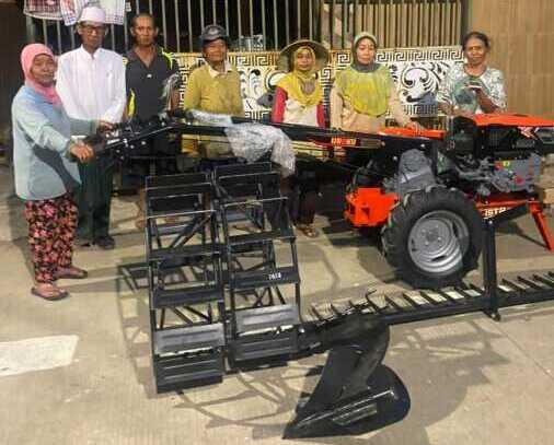 Kelompok tani di Desa Wonosari, Kecamatan Ngaliyan, Kota Semarang, berfoto bersama traktor bantuan.