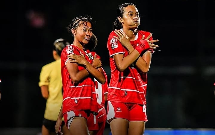 Dua pemain Timnas Putri U-16 Indonesia berselebrasi saat menghadapi Malaysia pada Srikandi Merdeka Cup 2026 di Kudus.