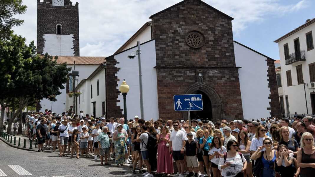 Kerumunan di depan katedral Madeira saat rumor pernikahan Cristiano Ronaldo dan Georgina Rodriguez beredar.