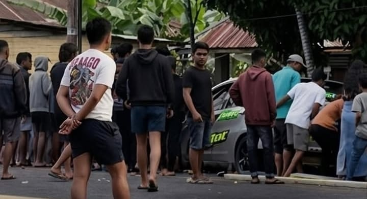Suasana warga berkumpul di sekitar mobil usai insiden drag race maut di Kotamobagu.