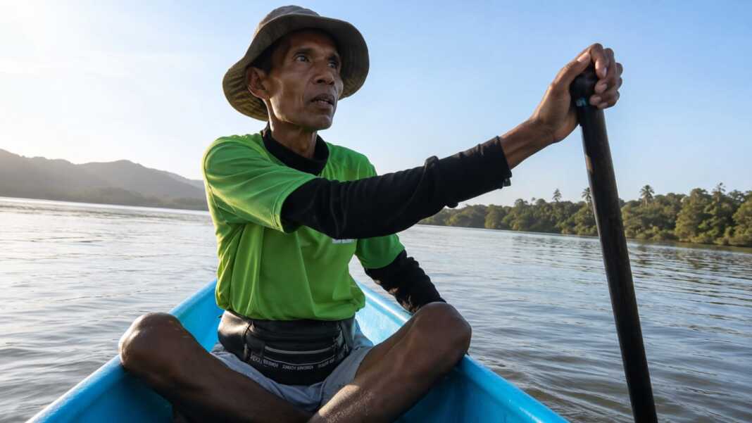 Nelayan Buton Selatan panik saat arus laut naik usai gempa NTT. Seorang nelayan mengayuh perahunya di perairan Sampolawa, Kabupaten Buton Selatan, Sulawesi Tenggara, Sabtu (15/8/2026), ketika arus laut dilaporkan mendadak berubah setelah gempa besar mengguncang Flores, Nusa Tenggara Timur. BMKG mencatat gelombang tsunami akibat gempa itu juga sempat terdeteksi di Baubau dan Kolaka. ,