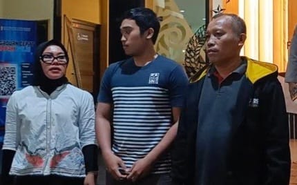 Keluarga Sutrimo bersama kuasa hukum berada di Polresta Banyumas saat membuat laporan pada Sabtu malam, 8 Agustus 2026.