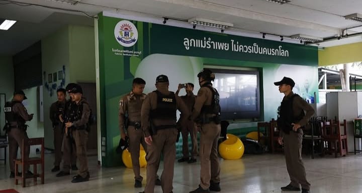 Polisi berjaga di area Debsirin Nonthaburi School, Nonthaburi, Thailand, seusai insiden penembakan massal.