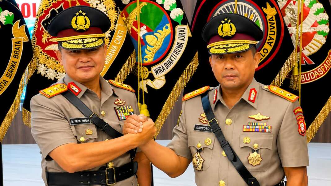 Fadil Imran (kiri) dan Karyoto serah terima jabatan Kapolda Metro Jaya saat keduanya masih berpangkat Inspektur Jenderal Polisi. Kini mereka sudah berpangkat Komisaris Jenderal dan segera memasuki masa pensiun.