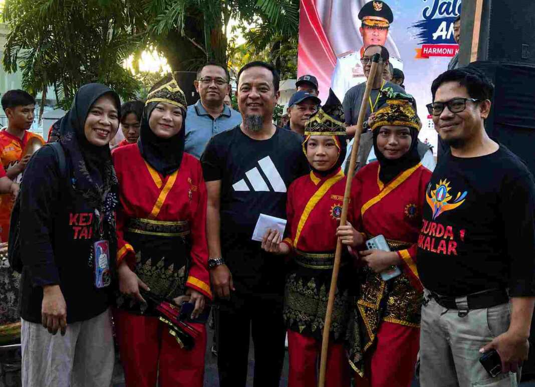 Gubernur Sulsel, Andi Sudirman Sulaiman dan Aina Fadhillah Ramadhan berpose bersama