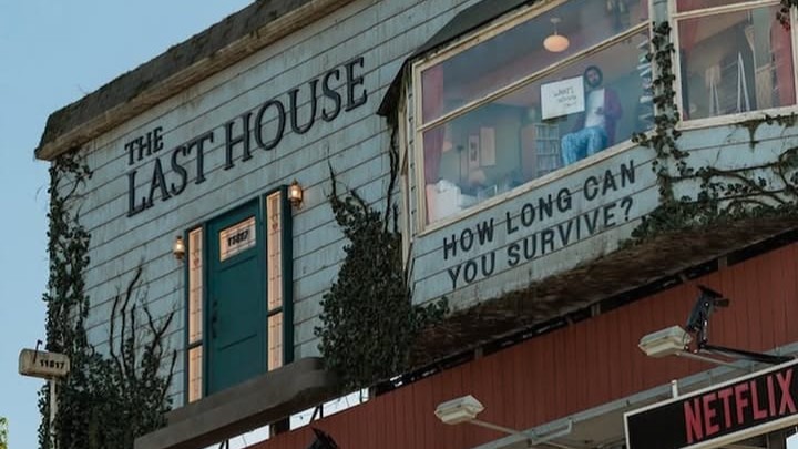 Billboard promosi film The Last House di Los Angeles dengan aktor di ruang tamu mini.