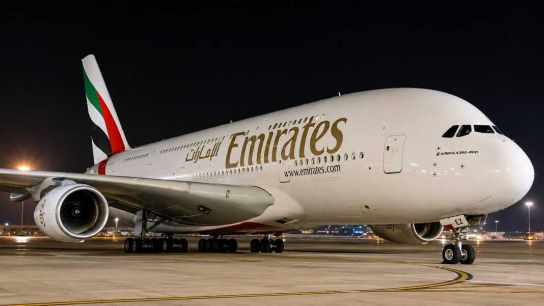 Pesawat Emirates Airbus A380-800 dalam dokumentasi armada Emirates.