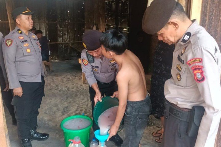 Razia Pekat di Pergudangan 88 Biringkanaya, Polisi Sikat Puluhan Liter Ballo!