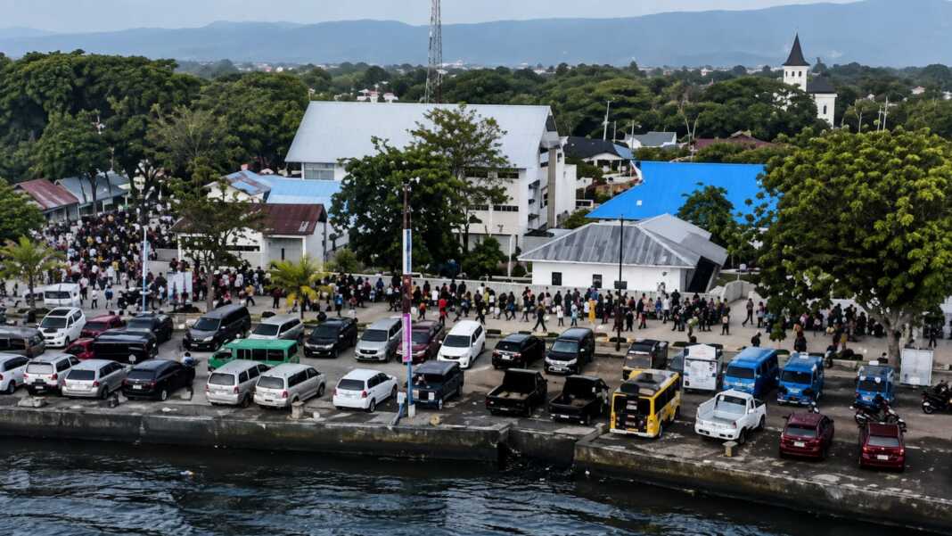Warga NTT berlari ke tempat aman