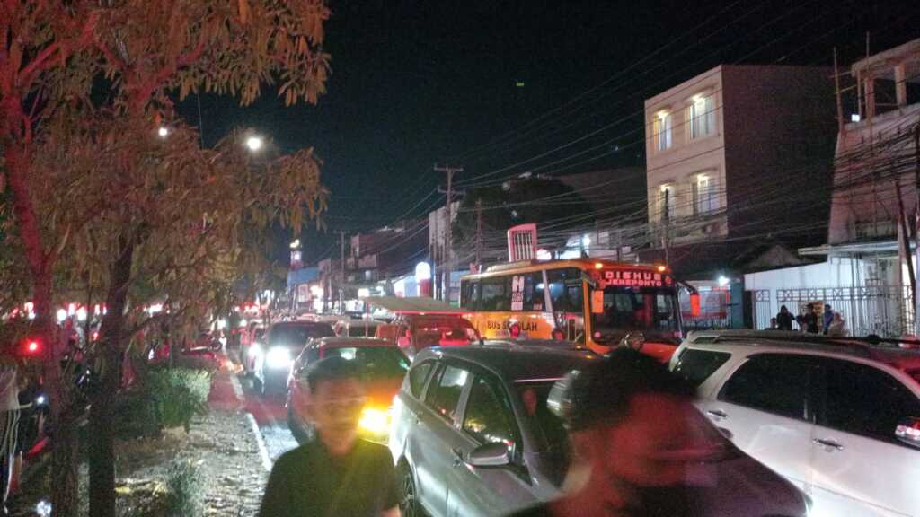 Kemacetan di Jalan Urip Sumohardjo saat kebakaran Nipah Mall Makassar