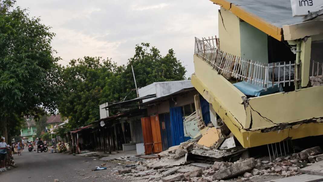 Bangunan rusak akibat gempa di Nusa Tenggara Timur saat penanganan darurat berlangsung.