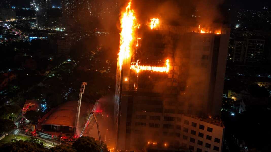 Kebakaran Gedung Bapenda DKI Jakarta di Jalan Abdul Muis, Jakarta Pusat.