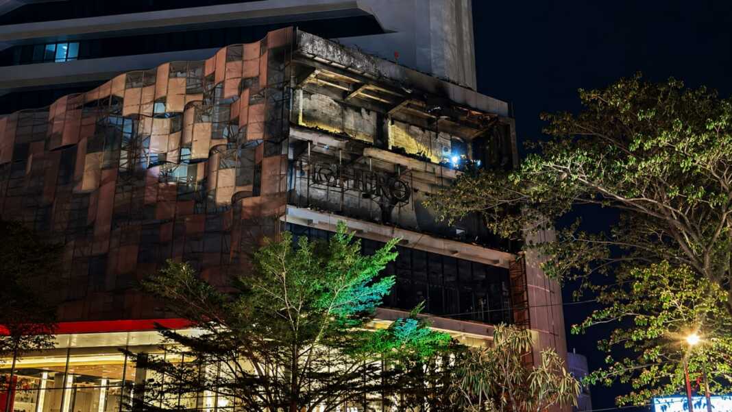 Kondisi bagian luar gedung Nipah Park Makassar usai kebakaran pada Minggu malam, 9 Agustus 2026.